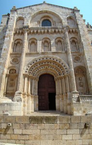 380px-Zamora_portada_Obispo_catedral_lou